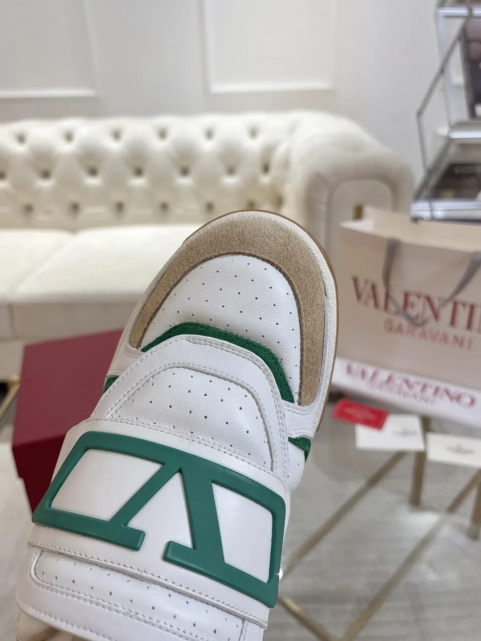 👟👟Ex-factory price 640👟👟 🔺Valentino🔺 Valentino casual shoes! Top version!  Purchase the original version and develop it 1:1! Lasting technology, classic splicing, fashionable and versatile, 🎁Full set of packaging at the same time at the counter. Fabric: customized cowhide + super soft sheepskin + mercerized cow suede. Lining: original double-sided velvet + breathable mesh. Outsole: original TPU material outsole, non-slip and wear-resistant. Code number: men 39~46